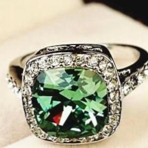 18 Carat White Gold Emerald Green Austrian Crystal..