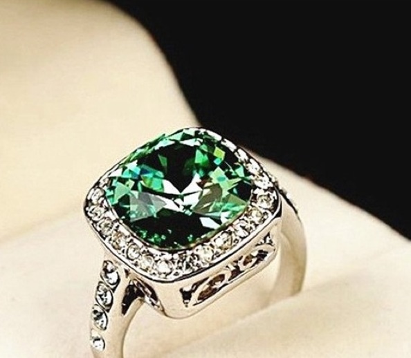 18 Carat White Gold Emerald Green Austrian Crystal Ring-size 7